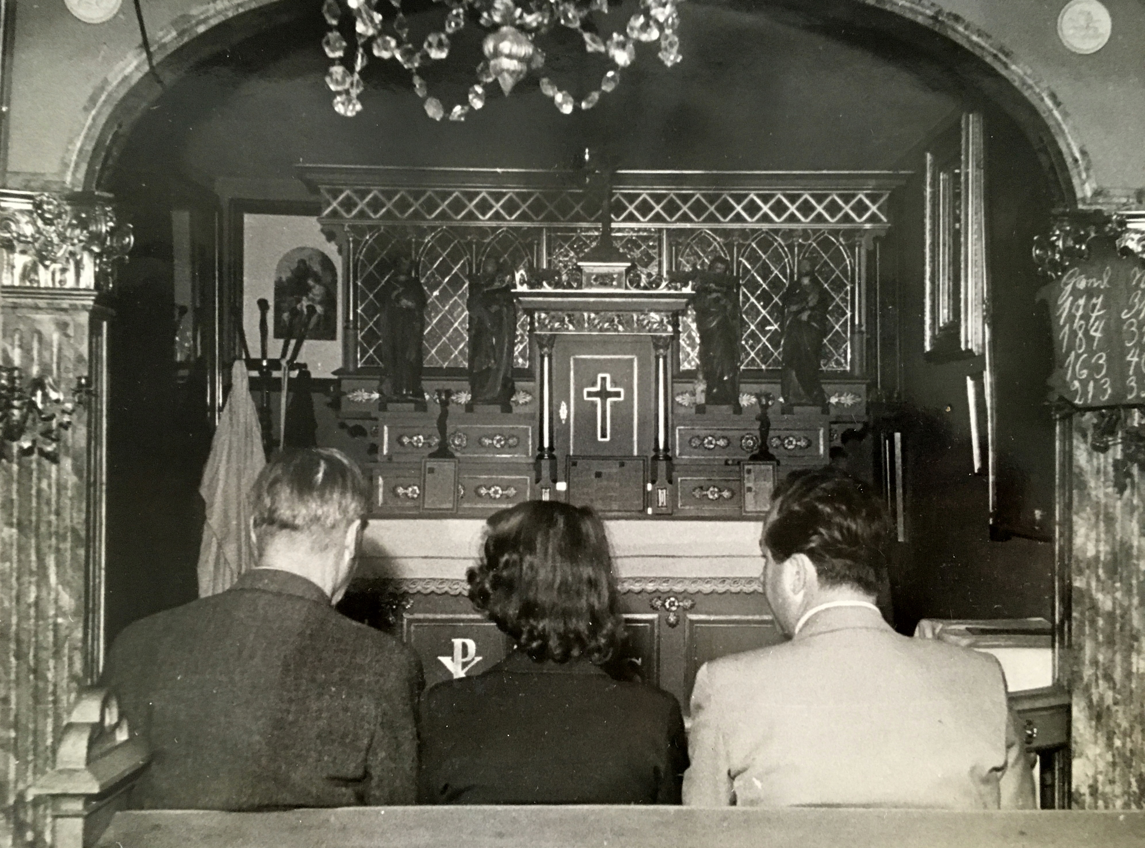 det-katolske-kapel-venstre-driftbestyrer-karl-schluter-illona-wieselmann-og-redaktoer-gunnar-buchwald-billede-er-fra-8-juli-1951